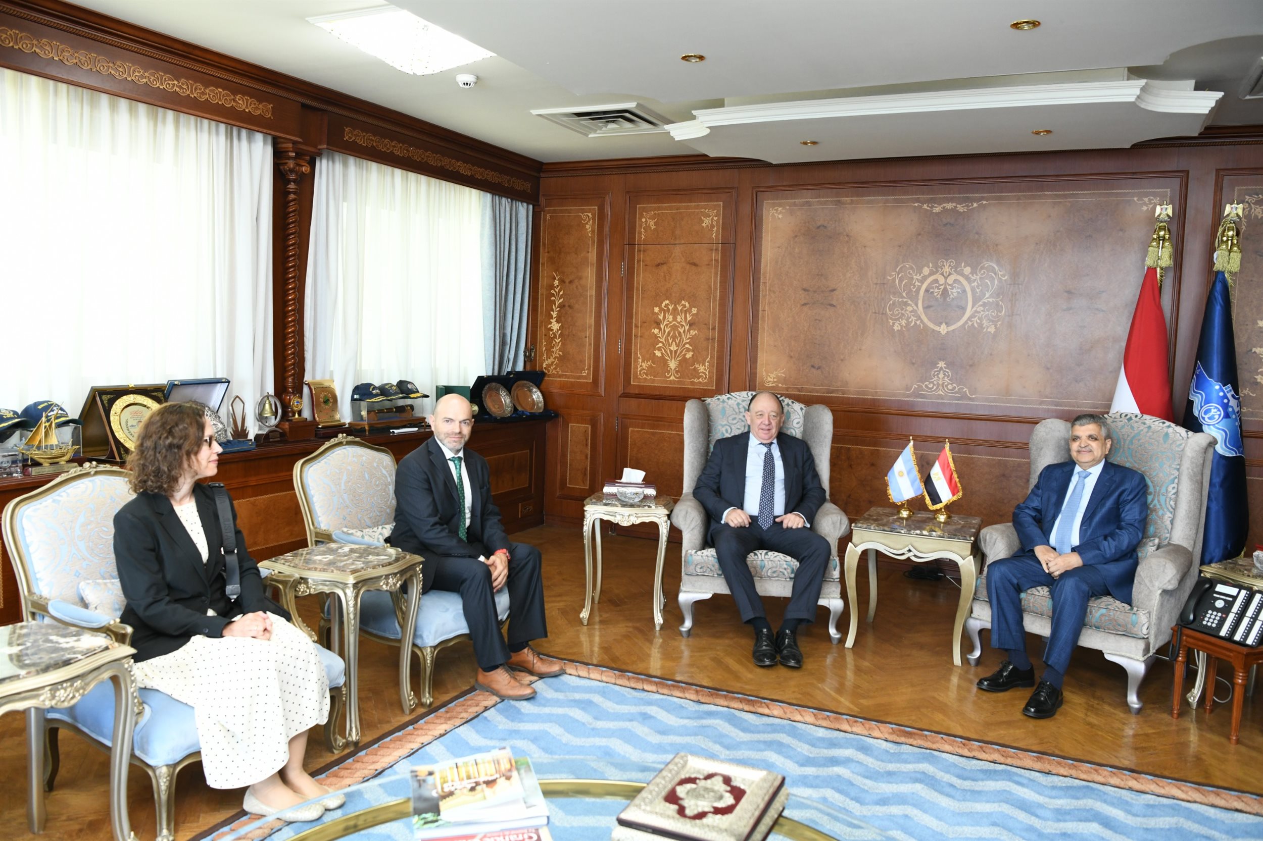 الفريق أسامة ربيع يلتقي السفير الأرجنتيني