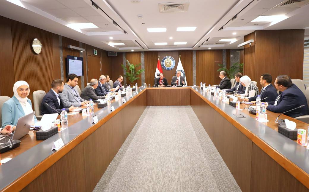 وزيرا البترول والبيئة يناقشان سبل خفض الإنبعاثات الكربونية في مصر