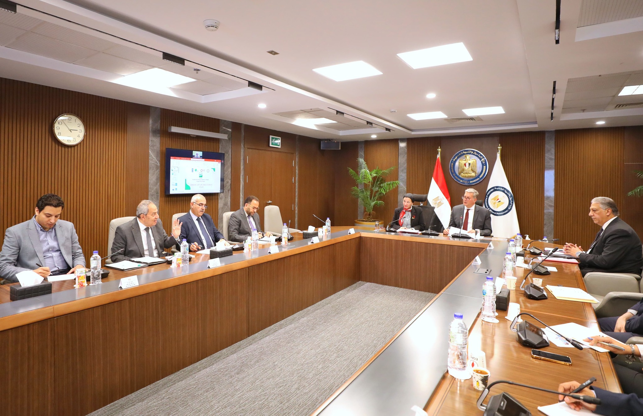 وزيرا البترول والبيئة يناقشان سبل خفض الإنبعاثات الكربونية في مصر