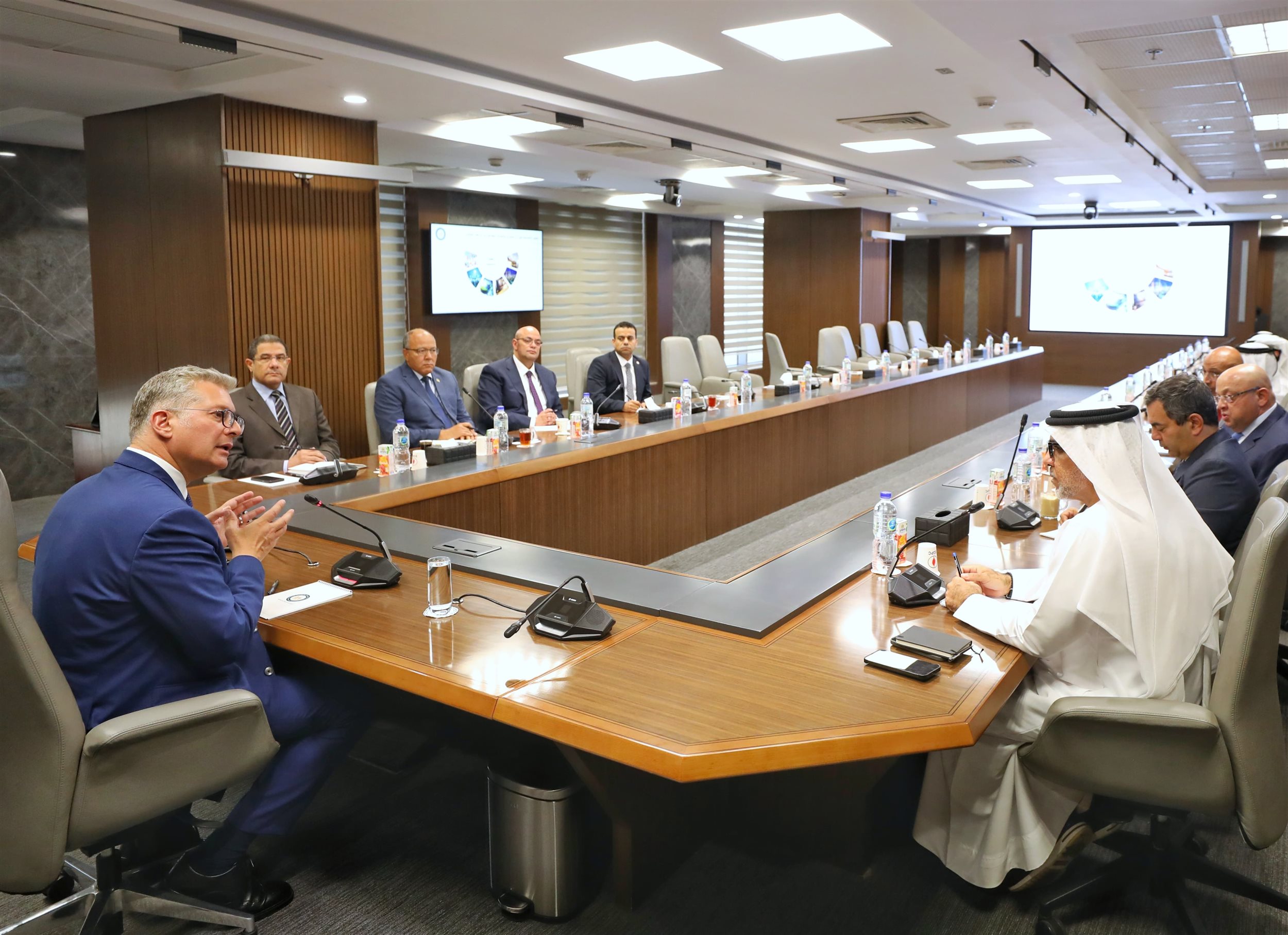 وزير البترول والثروة المعدنية يجتمع مع مجموعة موانئ ابوظبي