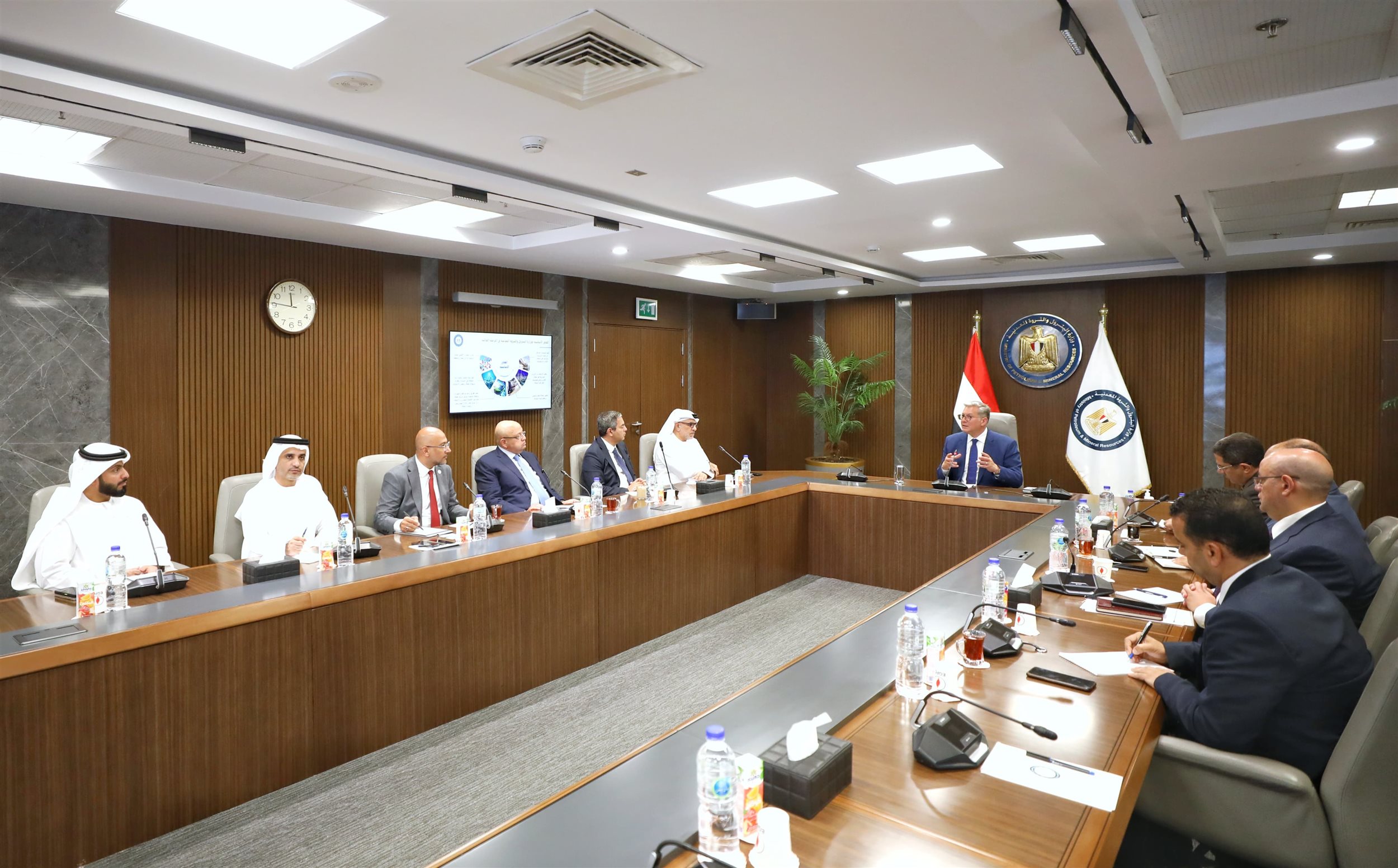 وزير البترول والثروة المعدنية يجتمع مع مجموعة موانئ ابوظبي