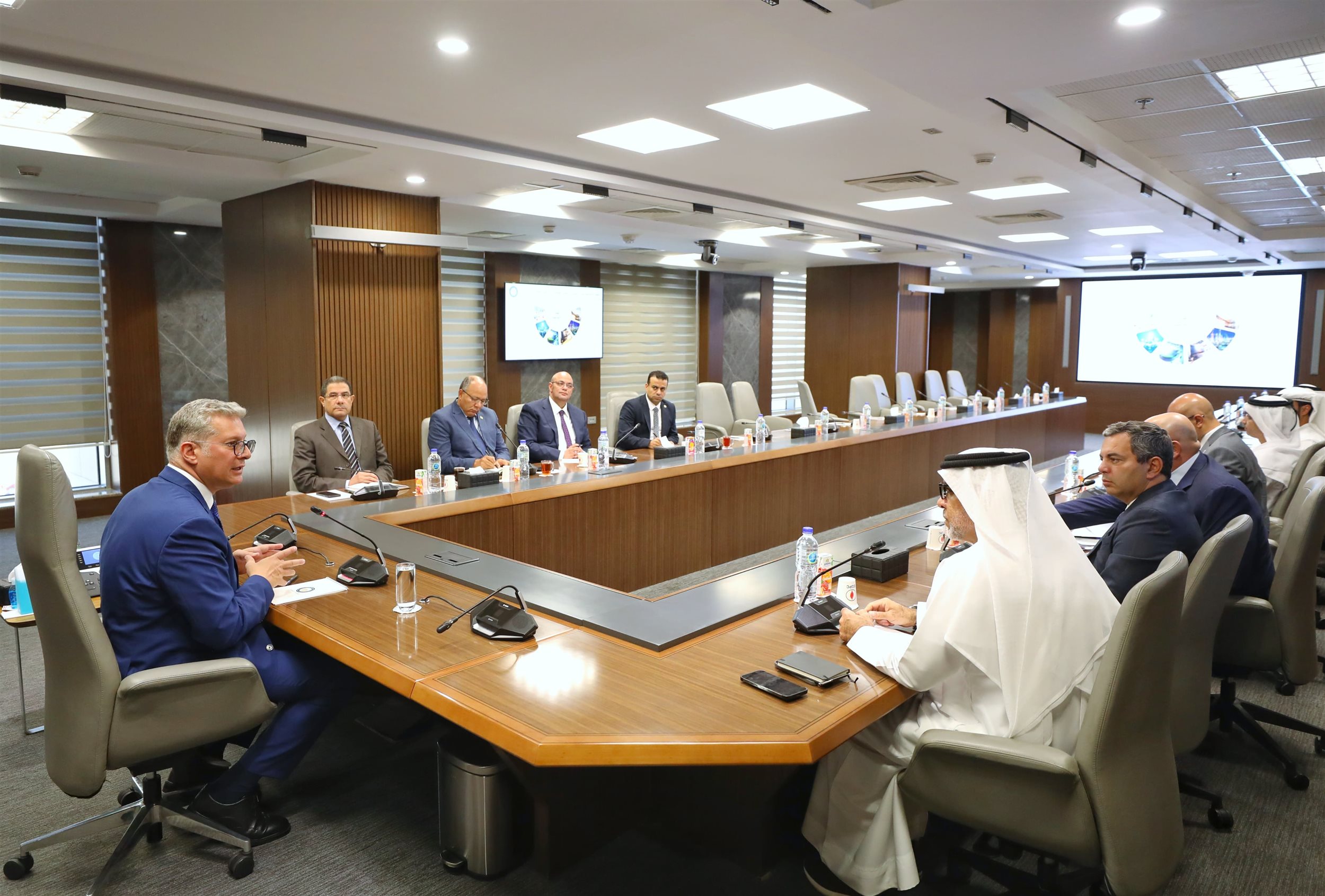 وزير البترول والثروة المعدنية يجتمع مع مجموعة موانئ ابوظبي