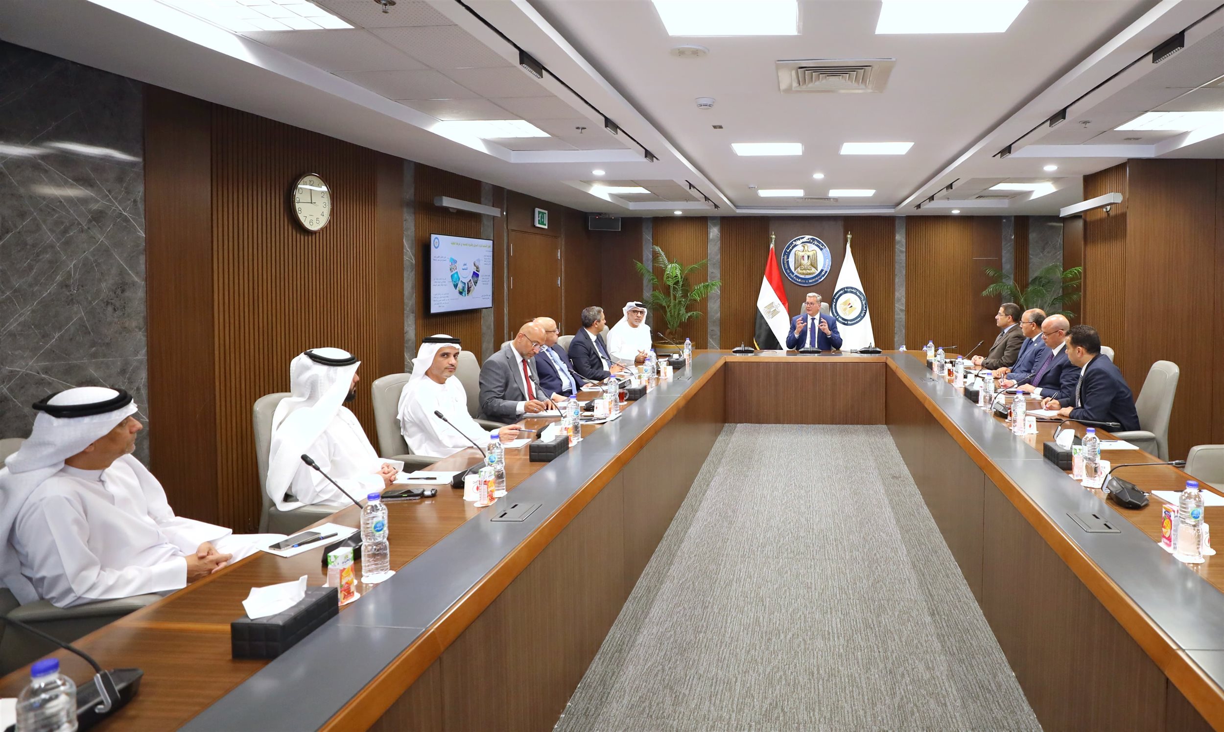 وزير البترول والثروة المعدنية يجتمع مع مجموعة موانئ ابوظبي