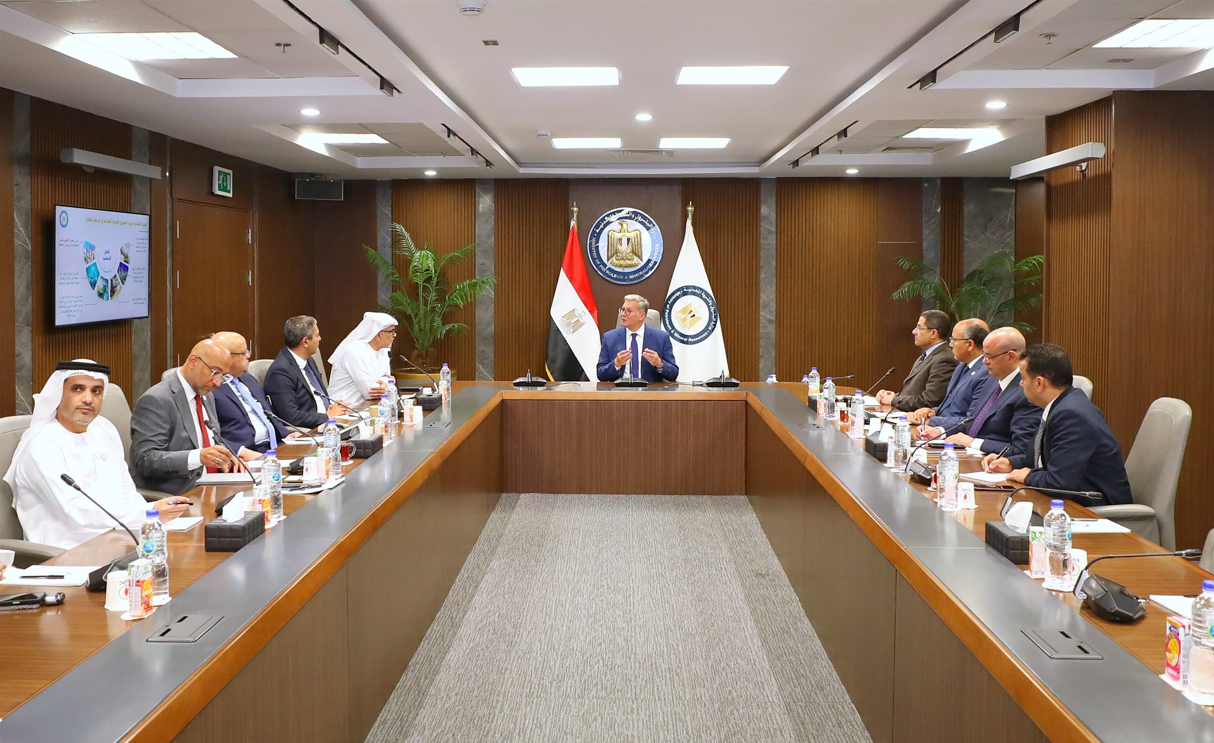 وزير البترول والثروة المعدنية يجتمع مع مجموعة موانئ ابوظبي