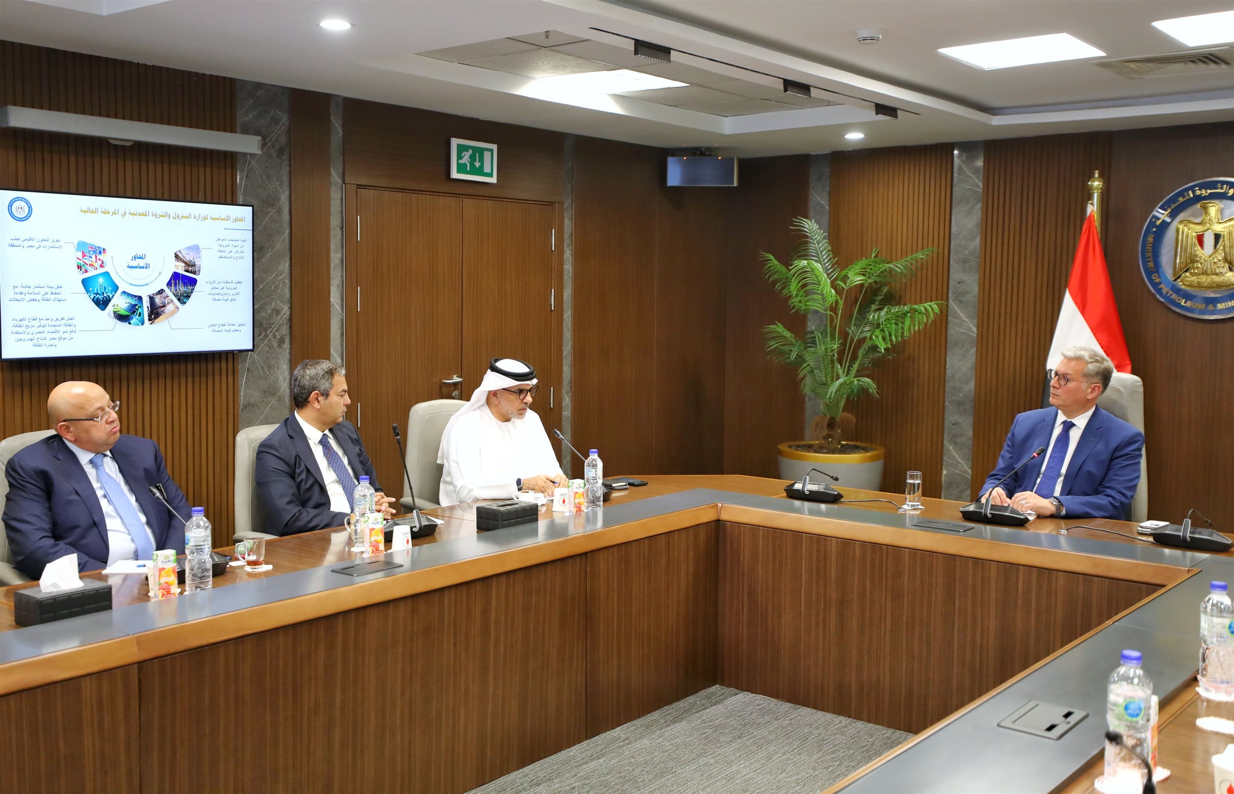 وزير البترول والثروة المعدنية يجتمع مع مجموعة موانئ ابوظبي