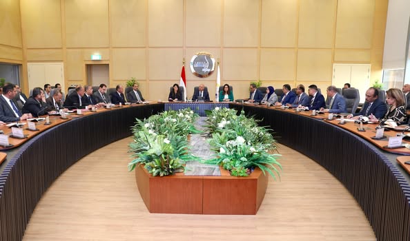 وزير الصناعة يتابع الموقف التنفيذي لمشروعات التنمية المحلية