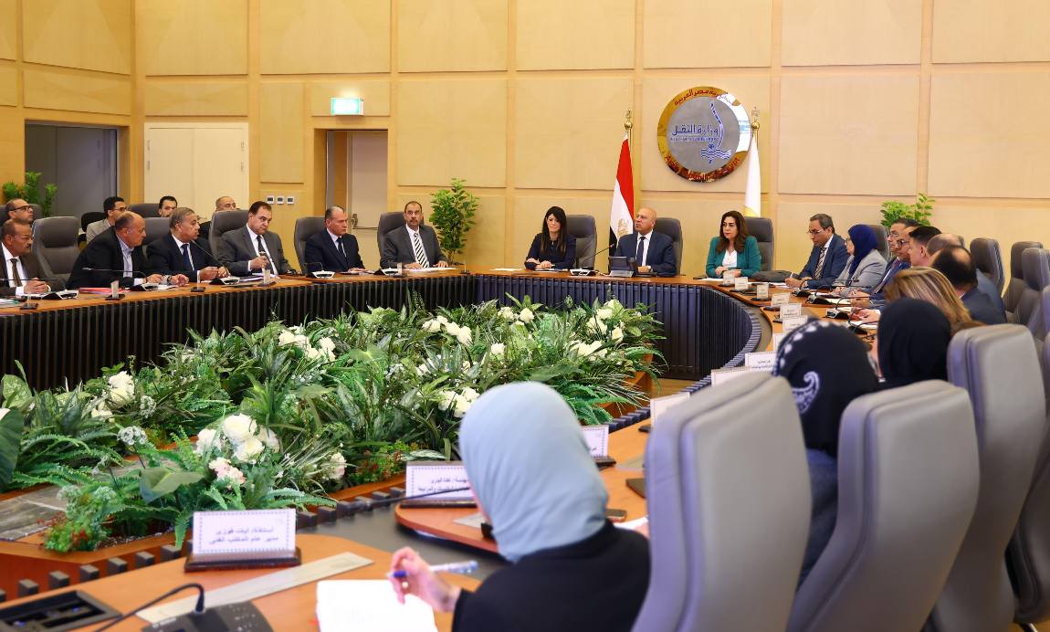 وزير الصناعة يتابع الموقف التنفيذي لمشروعات التنمية المحلية