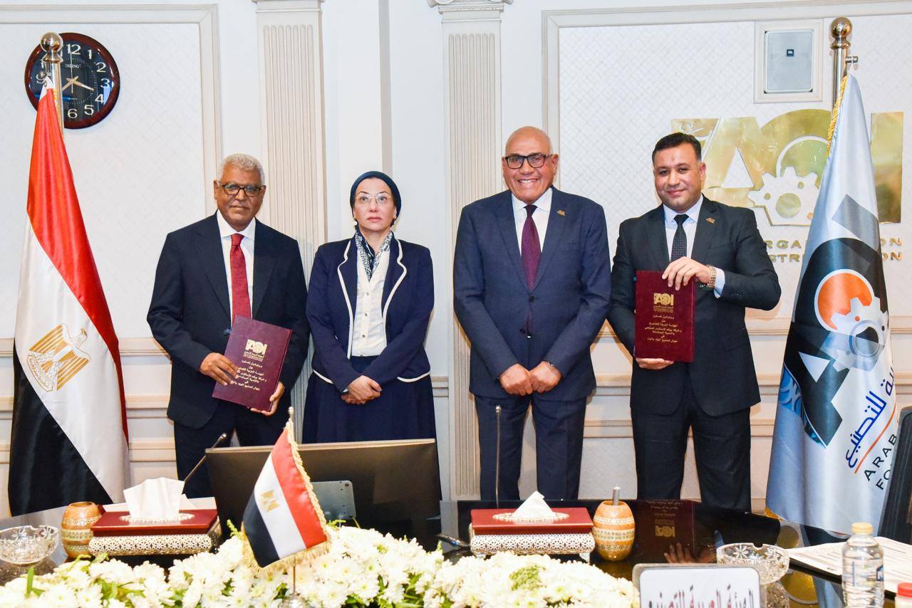 رئيس العربية للتصنيع ووزيرة البيئة يشهدان توقيع اتفاقيات بمجال مشروعات حماية البيئة