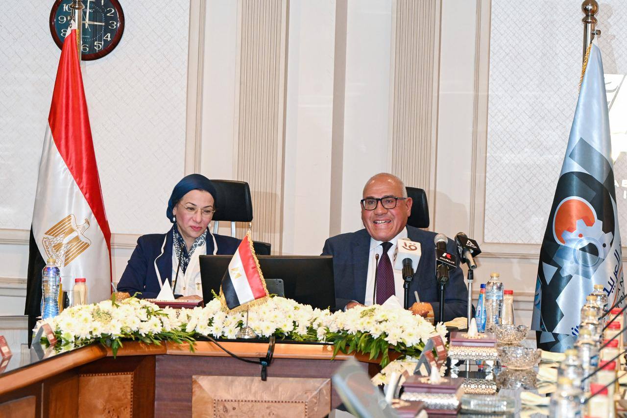 رئيس العربية للتصنيع ووزيرة البيئة يشهدان توقيع اتفاقيات بمجال مشروعات حماية البيئة