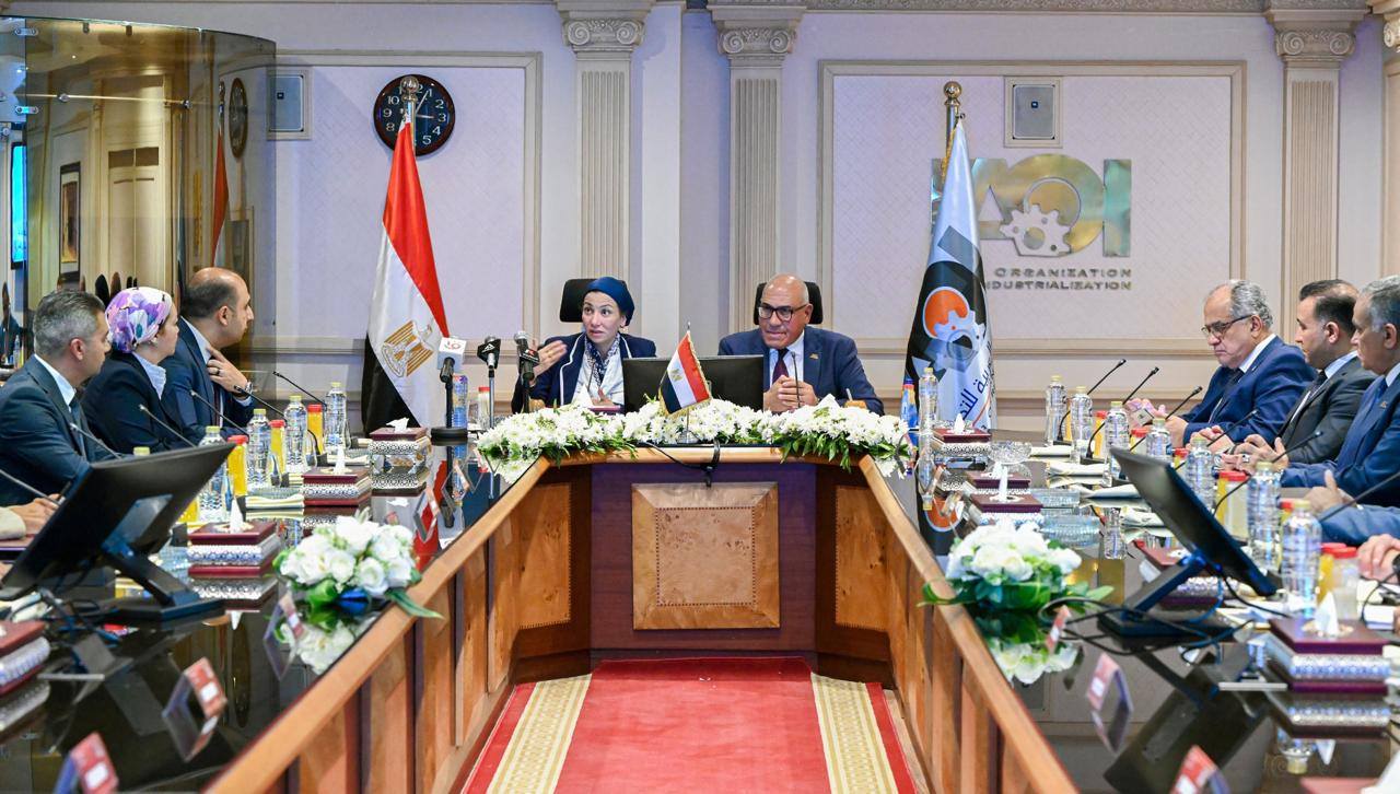 رئيس العربية للتصنيع ووزيرة البيئة يشهدان توقيع اتفاقيات بمجال مشروعات حماية البيئة