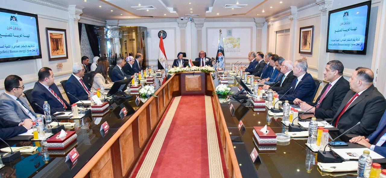 رئيس العربية للتصنيع ووزيرة البيئة يشهدان توقيع اتفاقيات بمجال مشروعات حماية البيئة