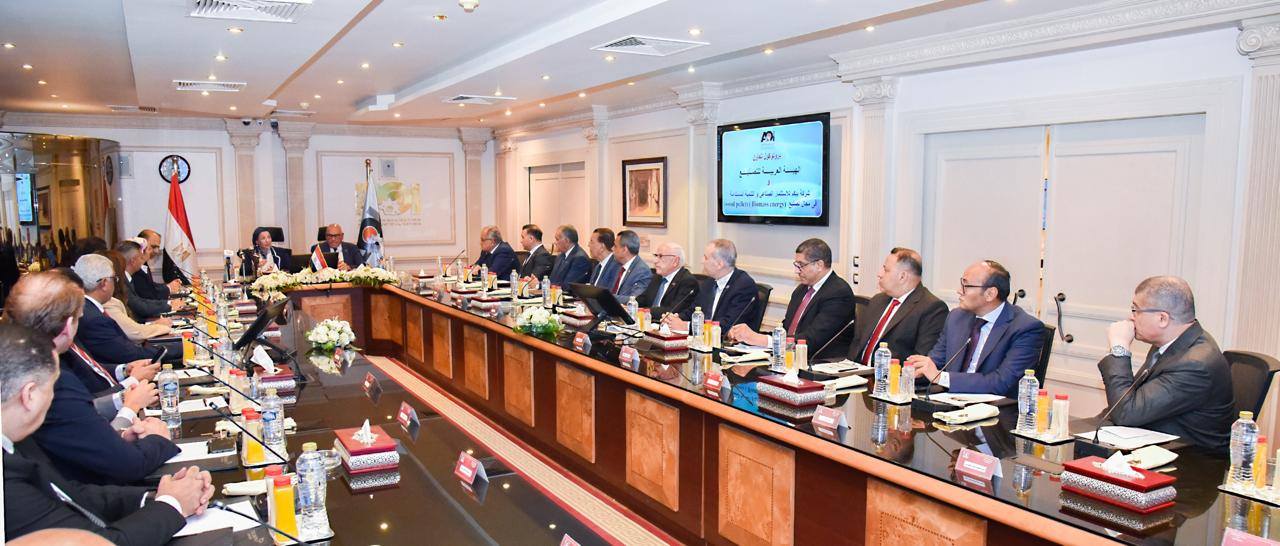 رئيس العربية للتصنيع ووزيرة البيئة يشهدان توقيع اتفاقيات بمجال مشروعات حماية البيئة