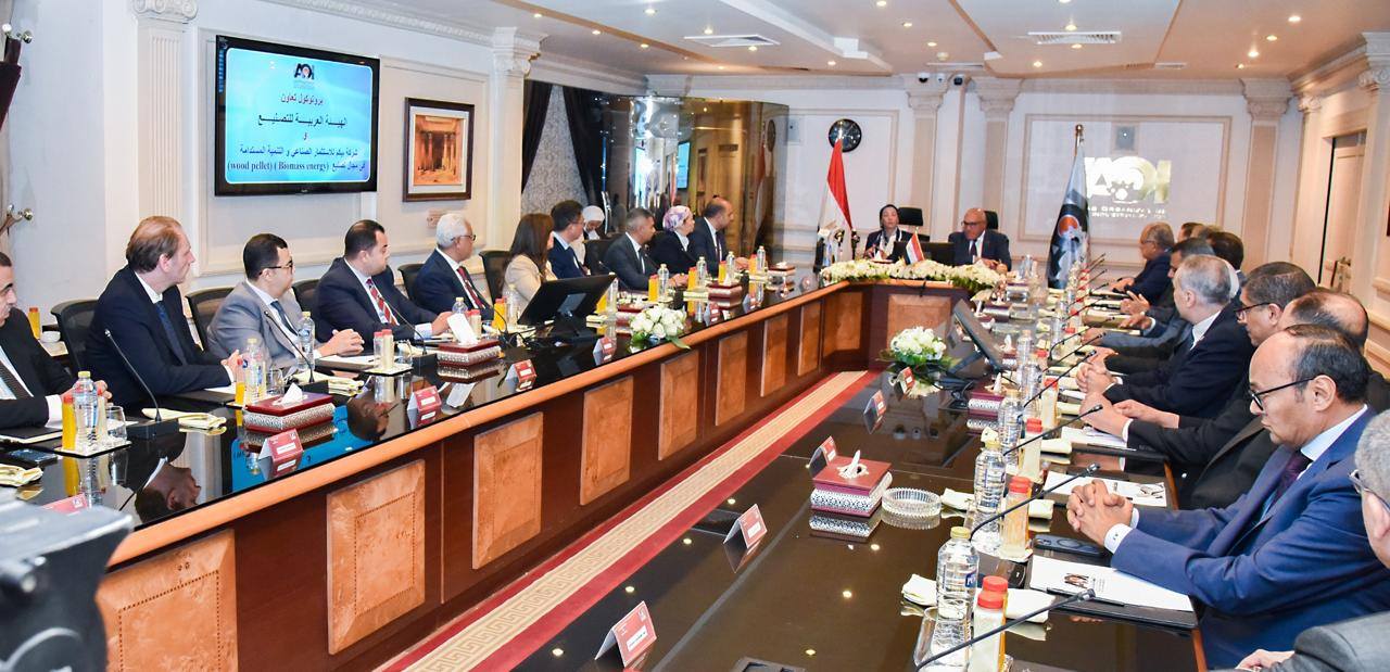 رئيس العربية للتصنيع ووزيرة البيئة يشهدان توقيع اتفاقيات بمجال مشروعات حماية البيئة