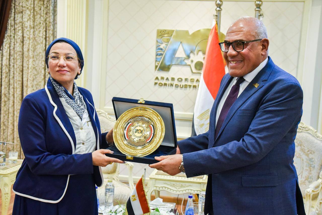 رئيس العربية للتصنيع ووزيرة البيئة يشهدان توقيع اتفاقيات بمجال مشروعات حماية البيئة
