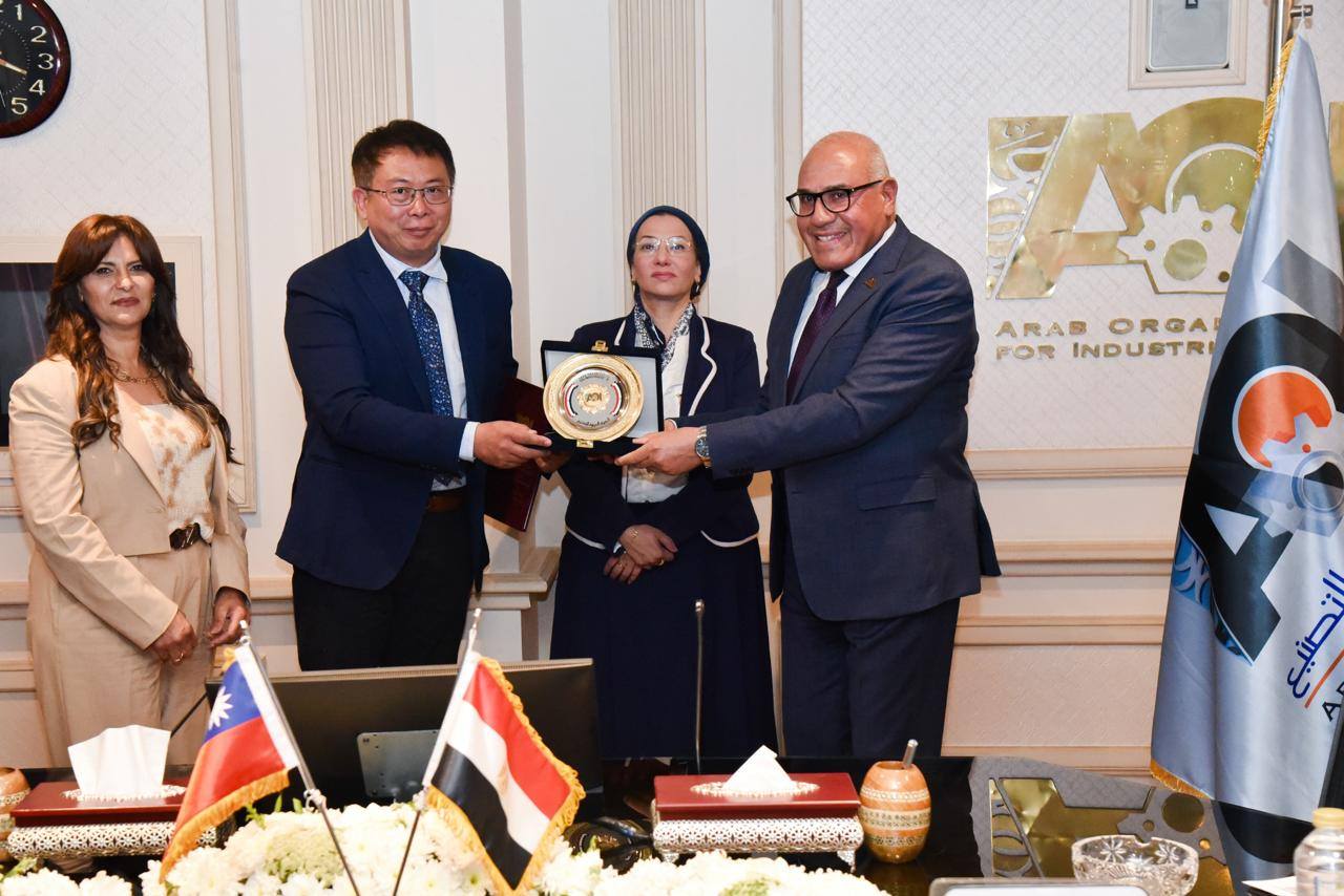 رئيس العربية للتصنيع ووزيرة البيئة يشهدان توقيع اتفاقيات بمجال مشروعات حماية البيئة