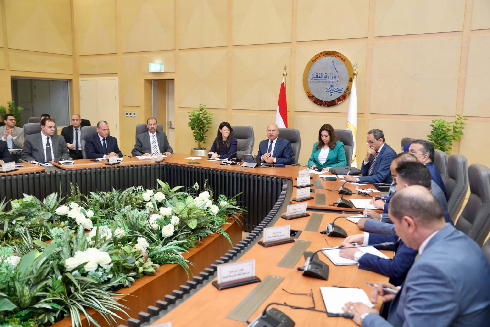 وزير الصناعة يتابع الموقف التنفيذي لمشروعات التنمية المحلية