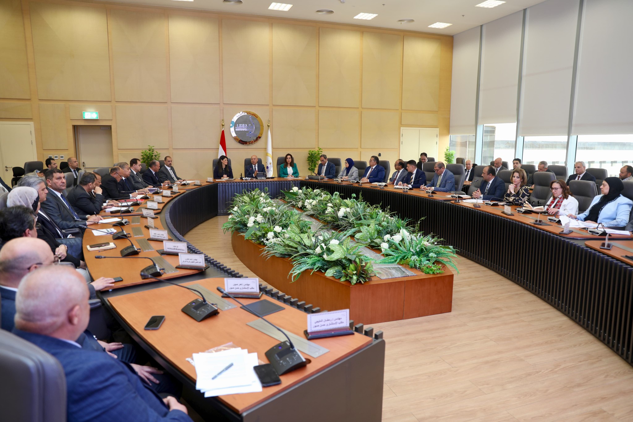 وزير الصناعة يتابع الموقف التنفيذي لمشروعات التنمية المحلية