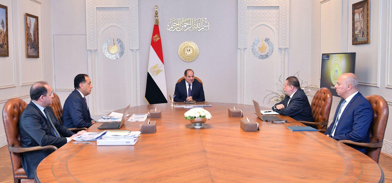 السيسي يجتمع مع مدبولي ووزير المالية ومحافظ المركزي