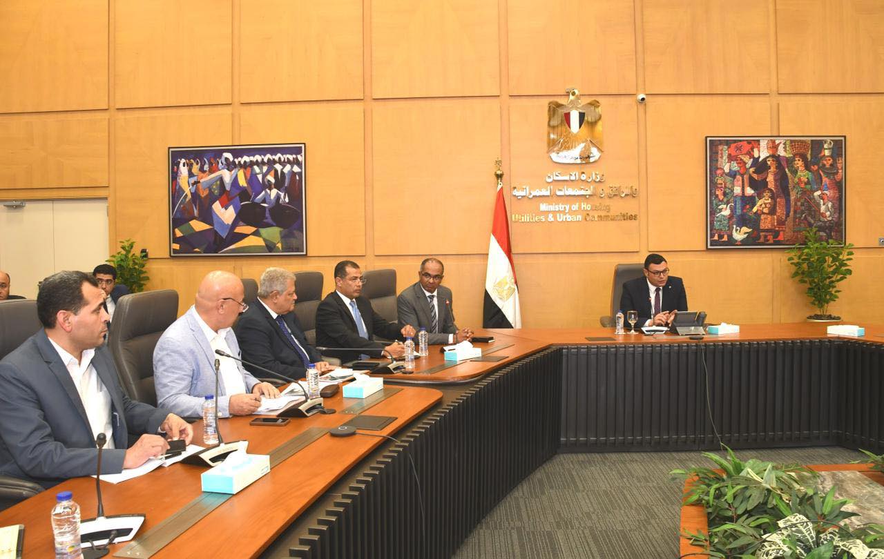 وزير الإسكان يتابع مشروعات المبادرة الرئاسية حياة كريمة