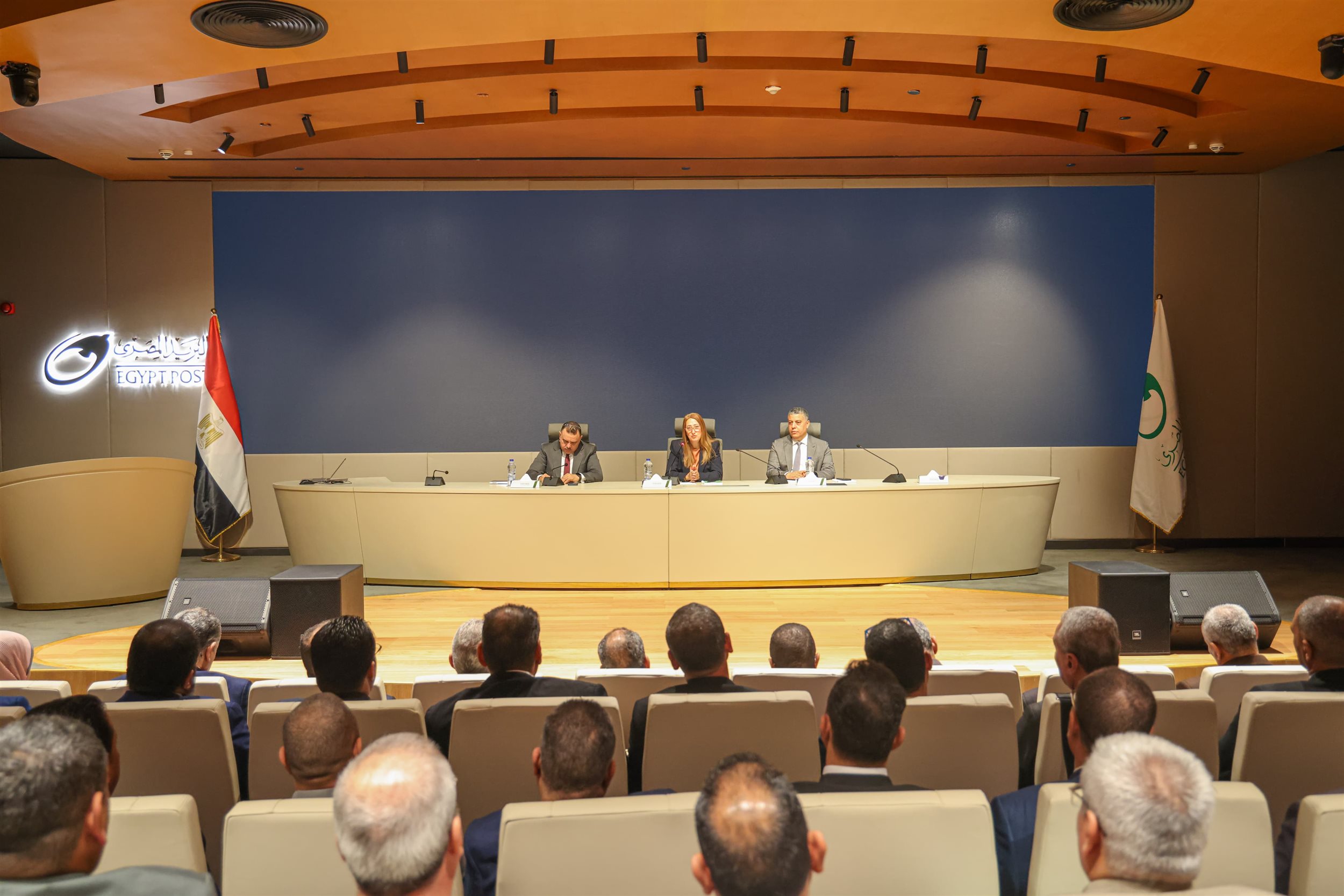 داليا الباز مع رؤساء القطاعات ومديري عموم المناطق البريدية