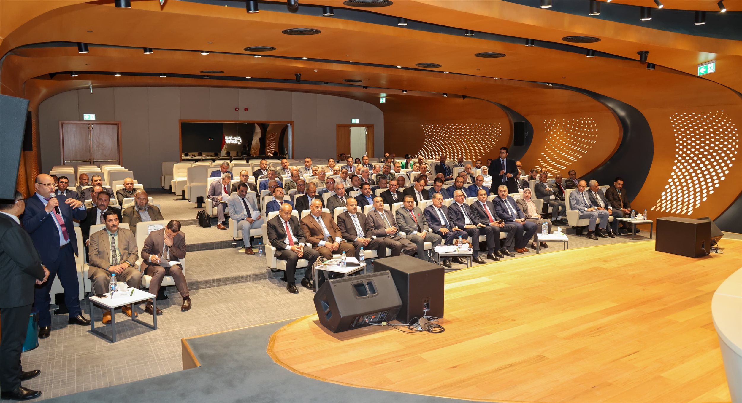 داليا الباز مع رؤساء القطاعات ومديري عموم المناطق البريدية