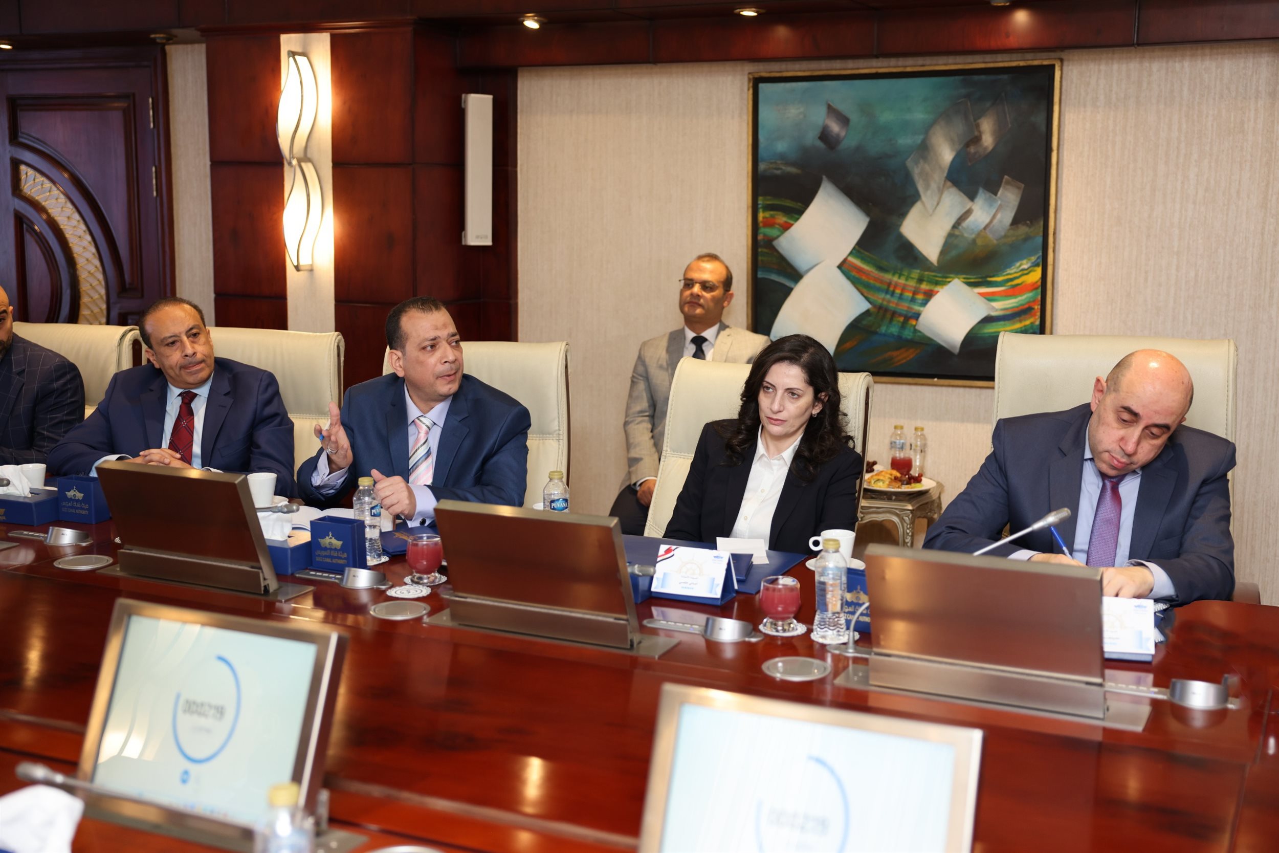 الفريق أسامة ربيع مع ممثلي 25 جهة من الخطوط والتوكيلات الملاحية