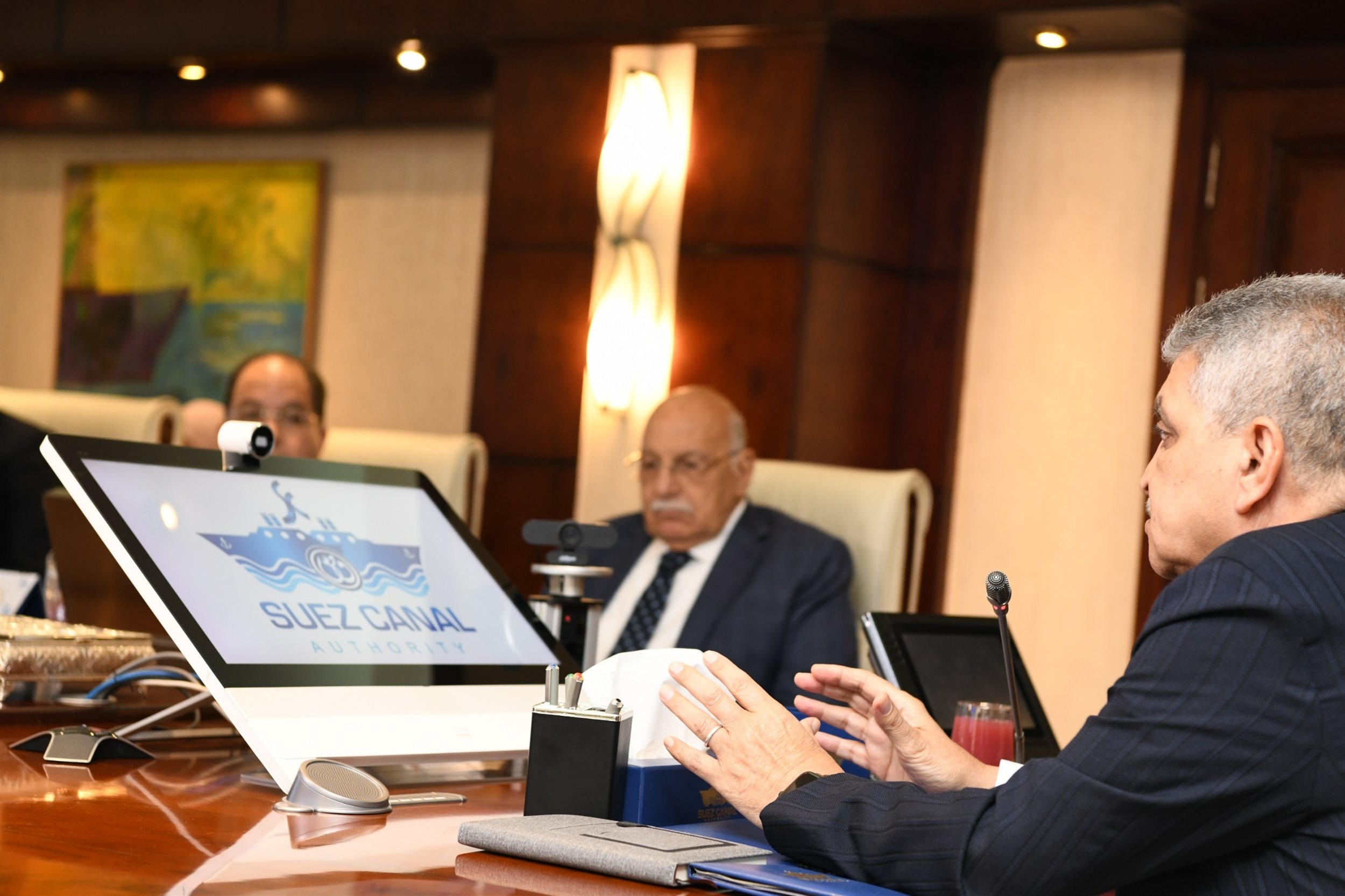 الفريق أسامة ربيع مع ممثلي 25 جهة من الخطوط والتوكيلات الملاحية