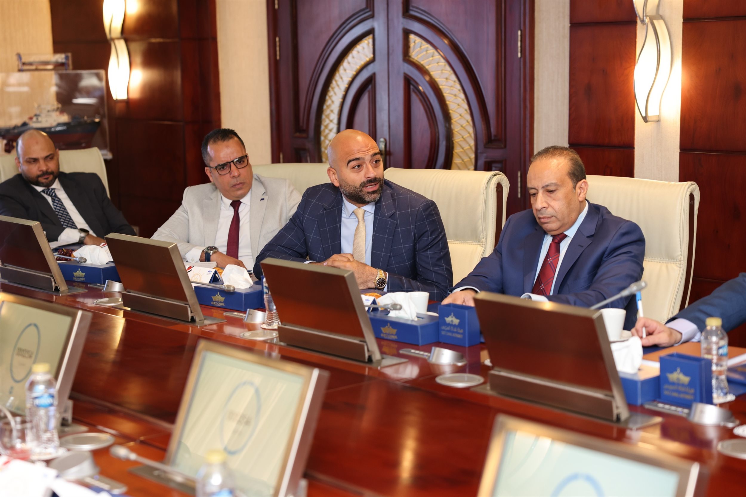 الفريق أسامة ربيع مع ممثلي 25 جهة من الخطوط والتوكيلات الملاحية