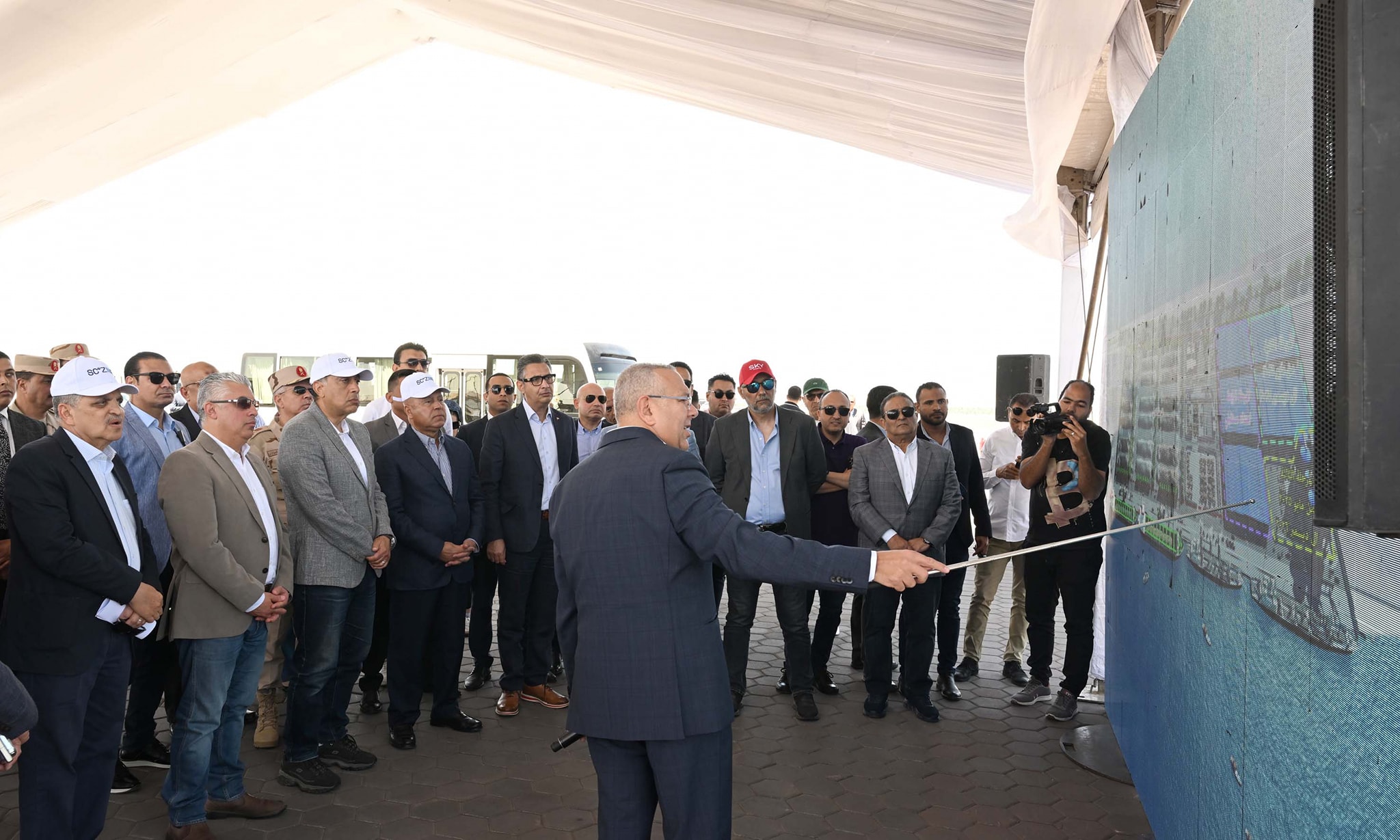 رئيس الوزراء يتفقد مشروعي رووتس وسكاي للموانيء