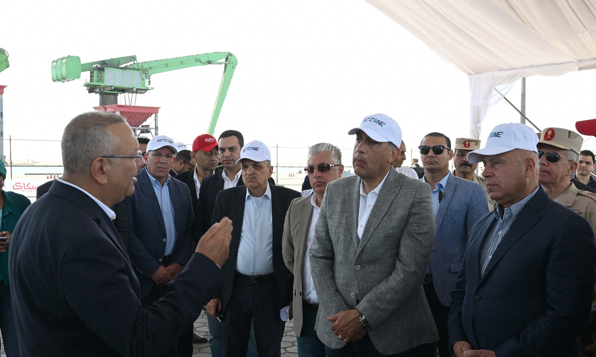 رئيس الوزراء يتفقد مشروعي رووتس وسكاي للموانيء