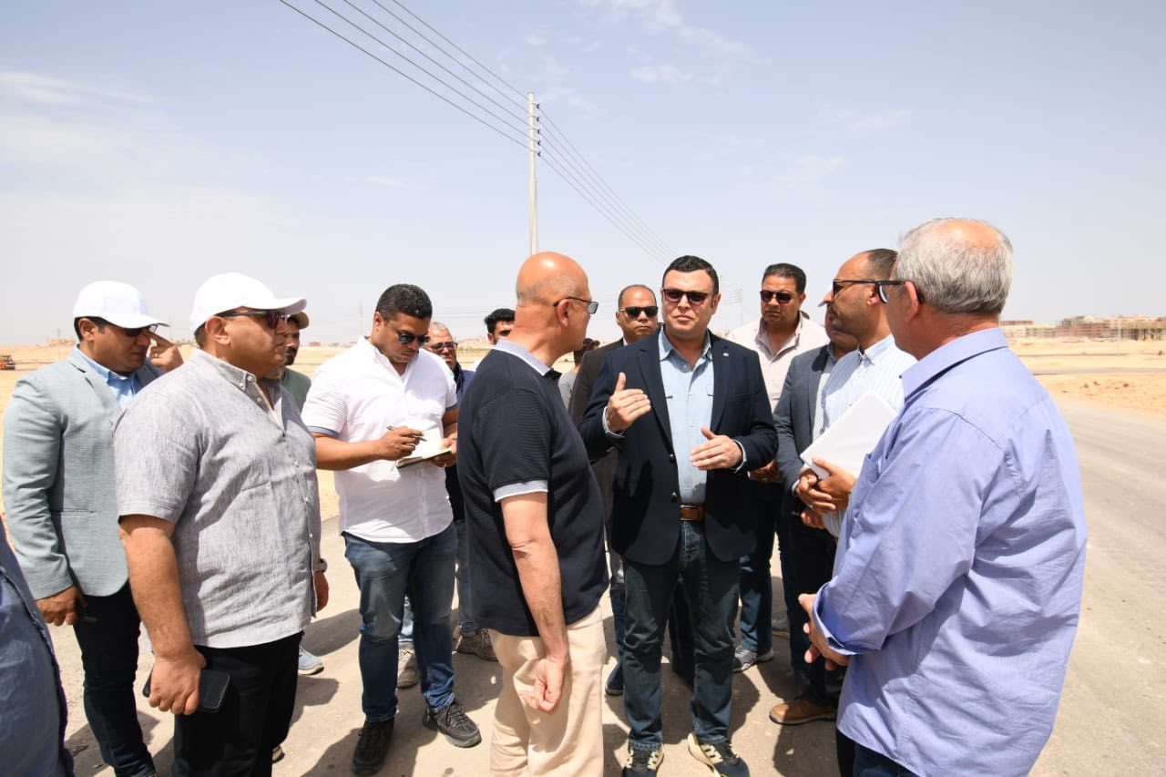 وزير الإسكان يبدأ جولة لمتابعة مشروعات الساحل الشمالي الغربي