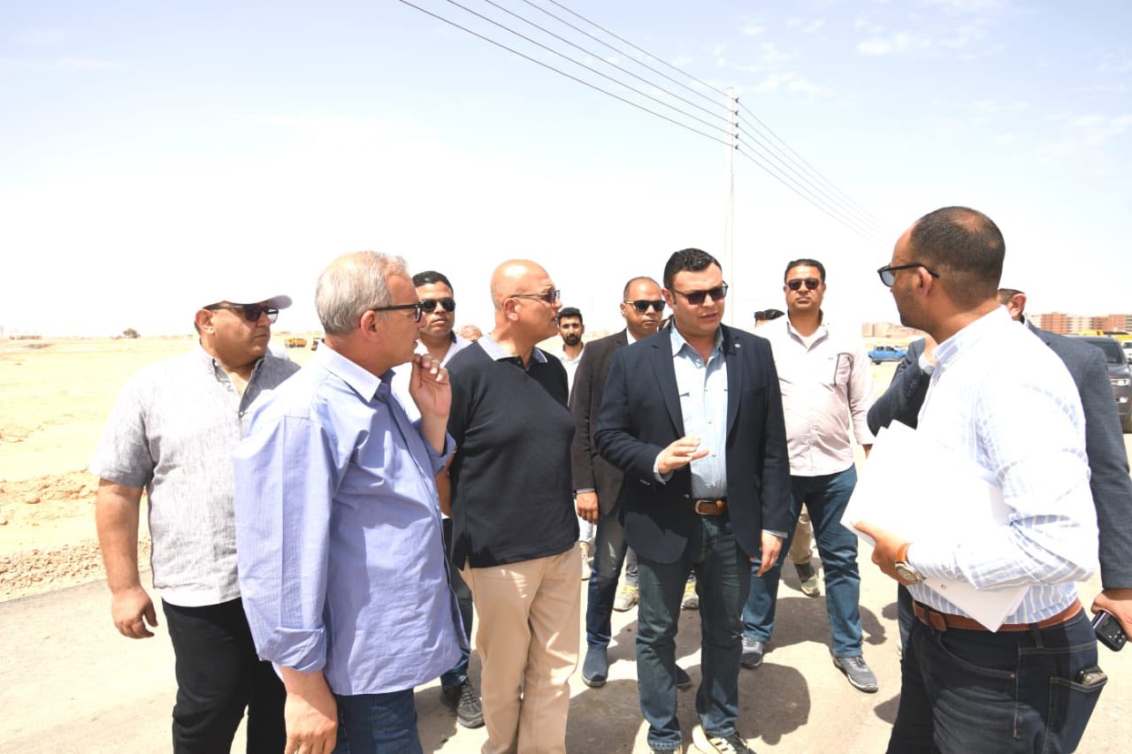 وزير الإسكان يبدأ جولة لمتابعة مشروعات الساحل الشمالي الغربي