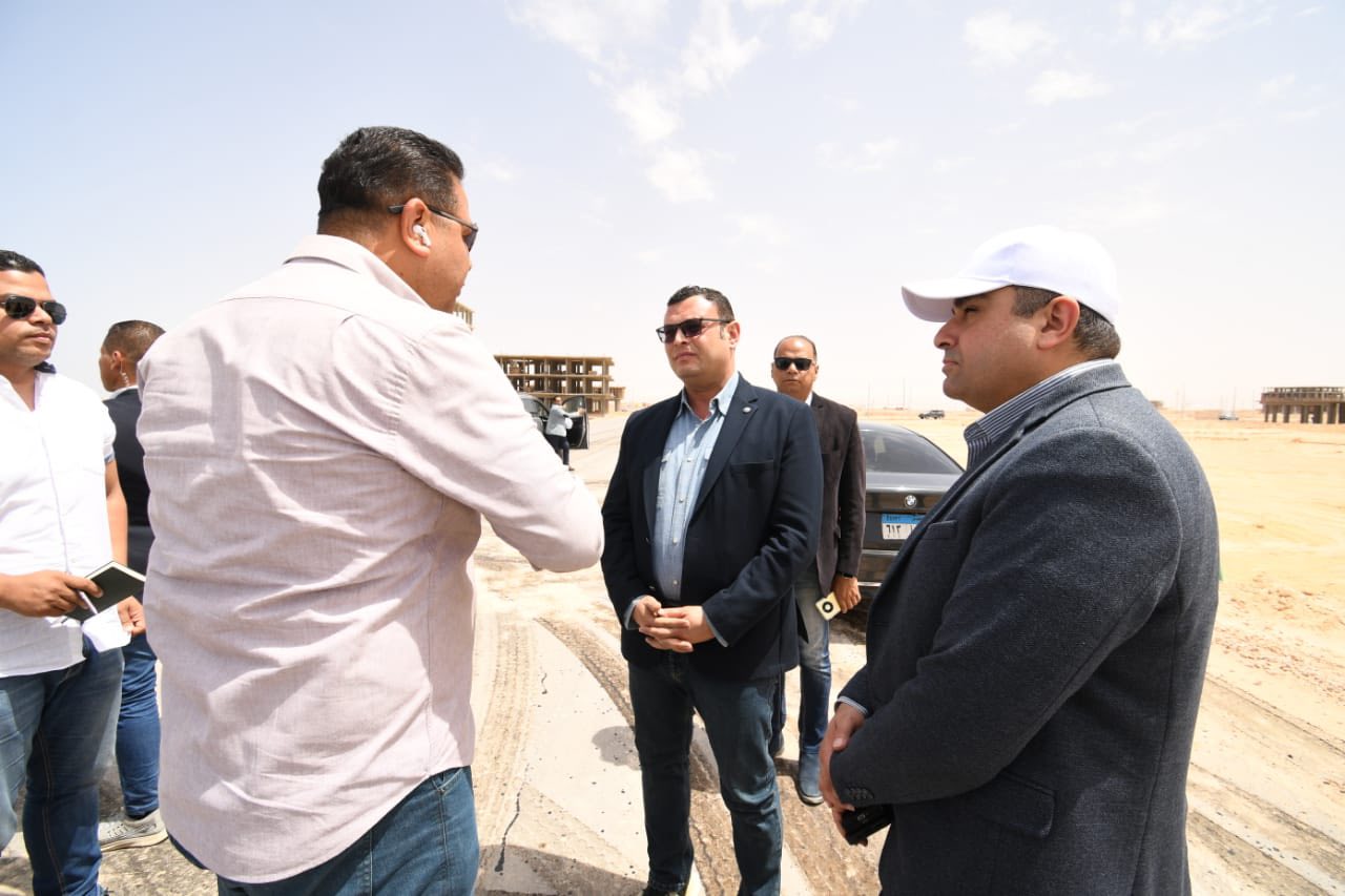 وزير الإسكان يبدأ جولة لمتابعة مشروعات الساحل الشمالي الغربي
