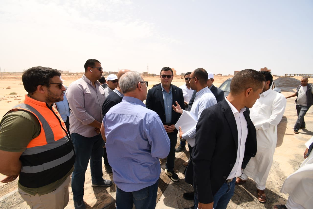وزير الإسكان يبدأ جولة لمتابعة مشروعات الساحل الشمالي الغربي
