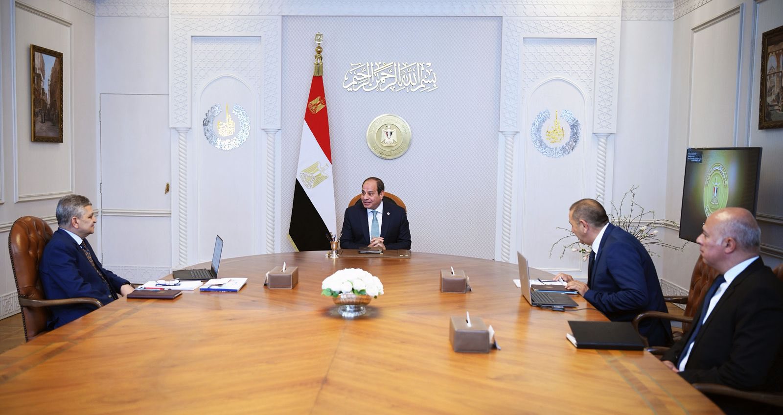 الرئيس السيسي في اجتماع مع رئيس هيئة قناة السويس