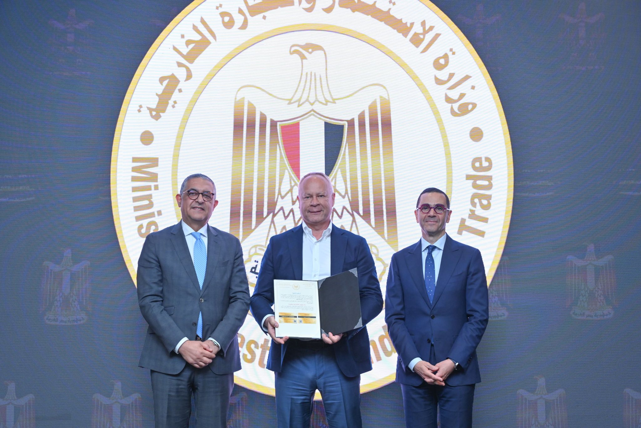 وزير الاستثمار والتجارة الخارجية يسلم 6 رخص ذهبية جديدة