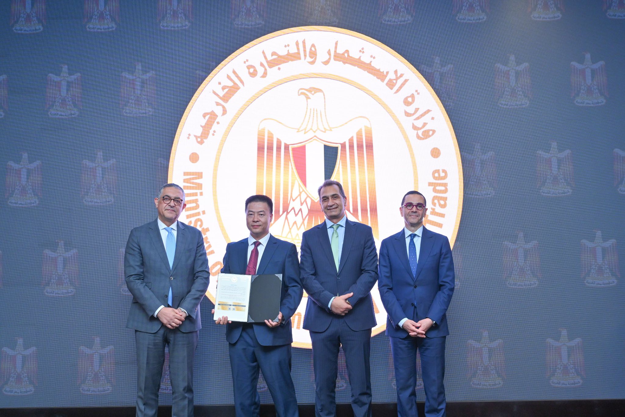 وزير الاستثمار والتجارة الخارجية يسلم 6 رخص ذهبية جديدة