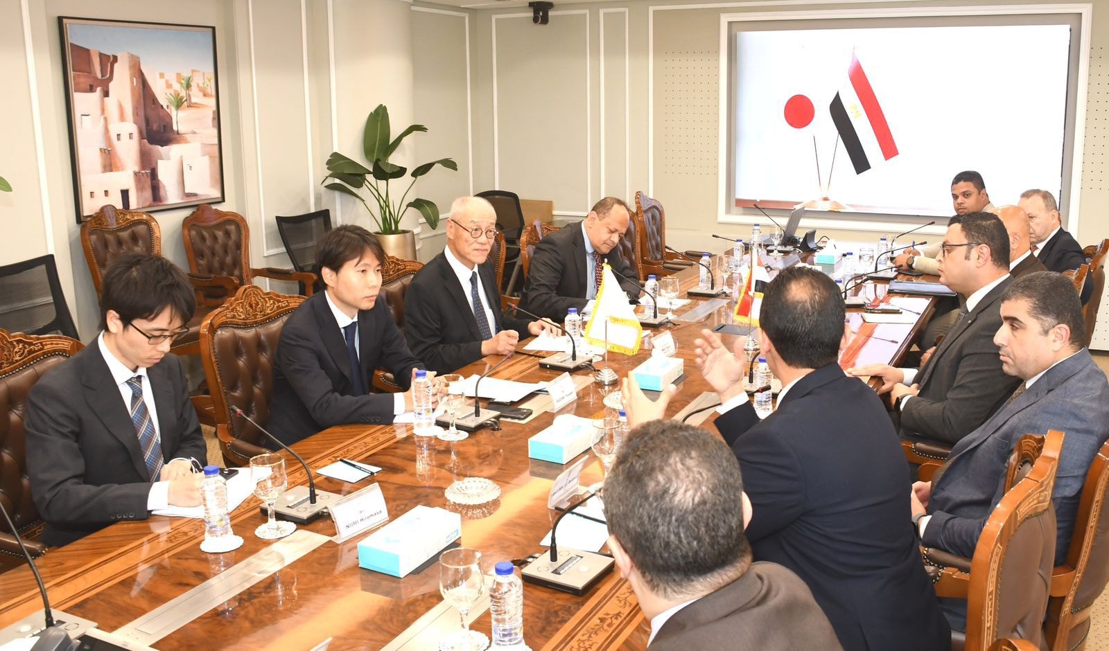 وزير الإسكان يستقبل السفير الياباني بالقاهرة