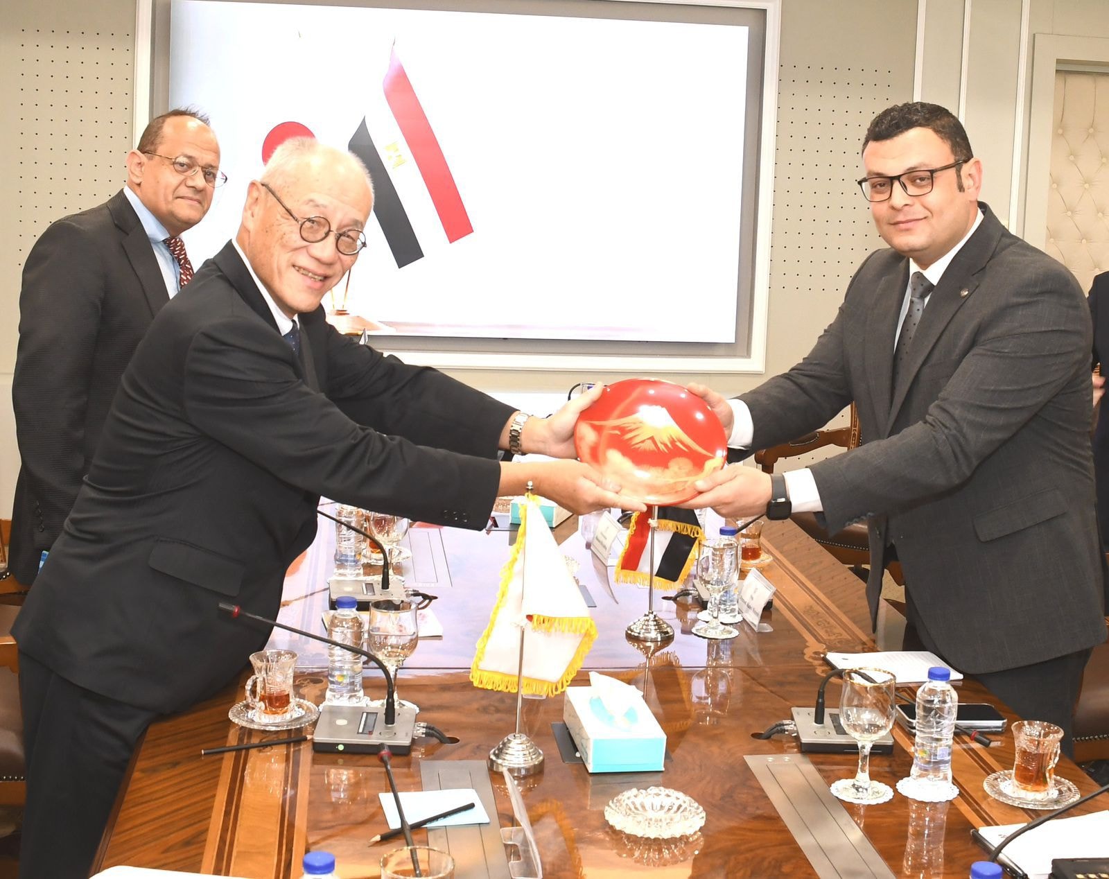 وزير الإسكان يستقبل السفير الياباني بالقاهرة