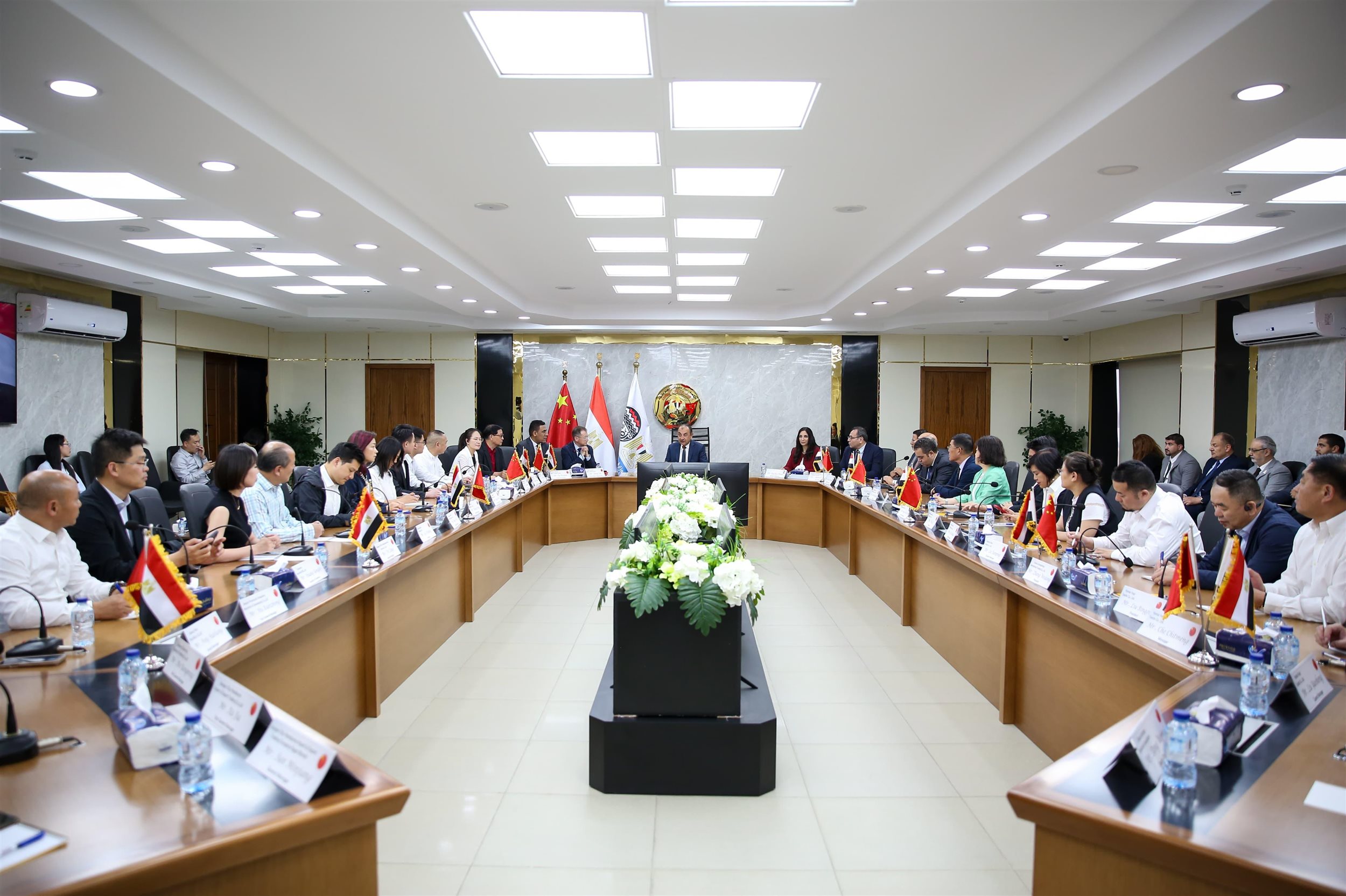 وزير قطاع الأعمال يستقبل وفد صيني لكبرى شركات الغزل والنسيج