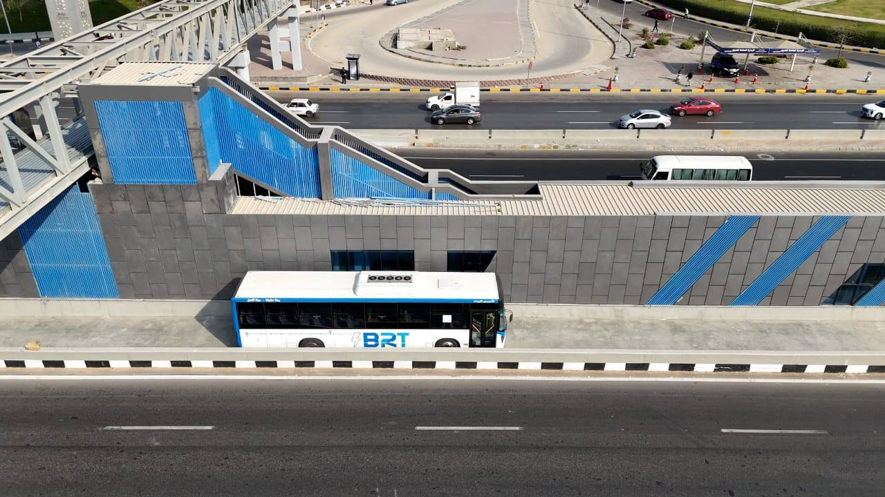 الوزير يتفقد محطات مشروع الأتوبيس الترددي BRT
