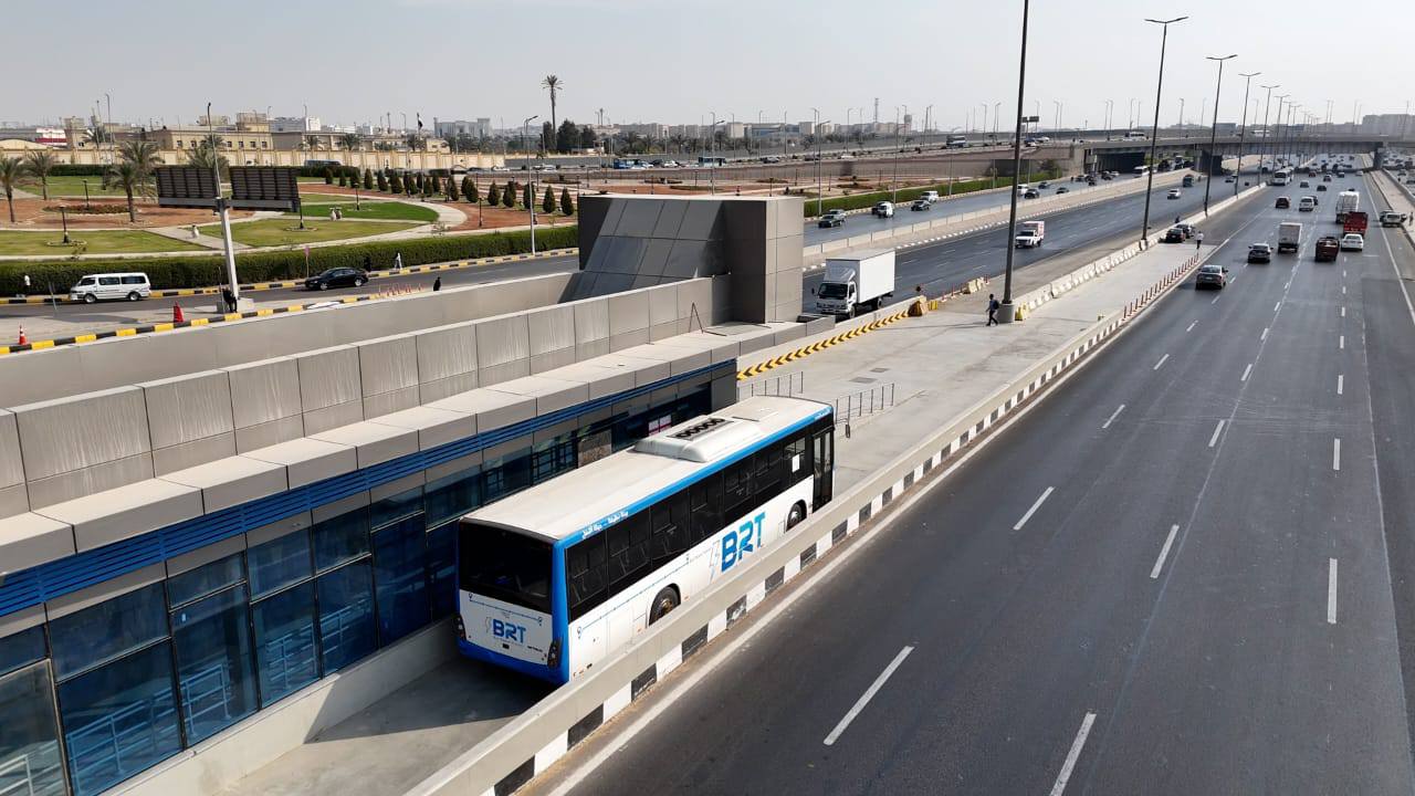 الوزير يتفقد محطات مشروع الأتوبيس الترددي BRT