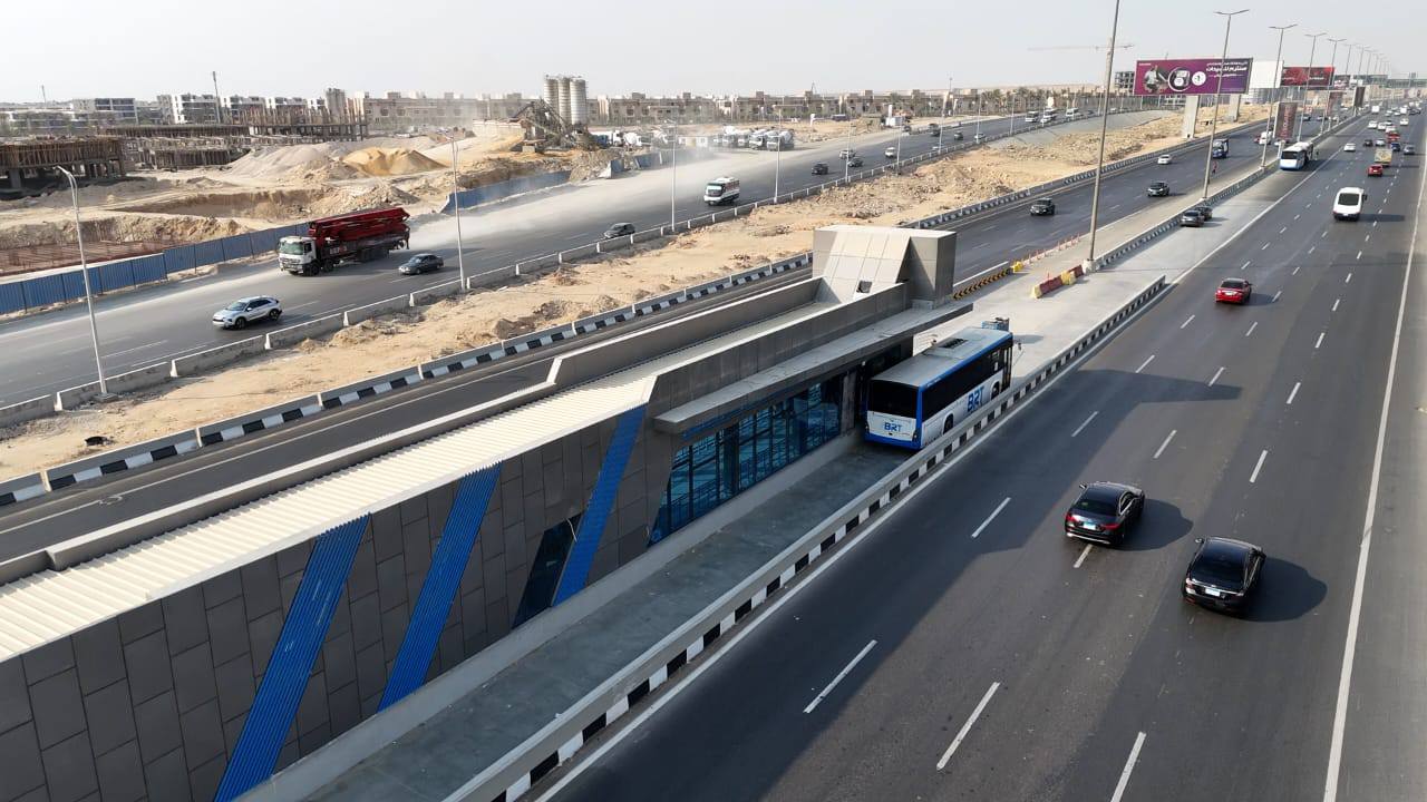 الوزير يتفقد محطات مشروع الأتوبيس الترددي BRT