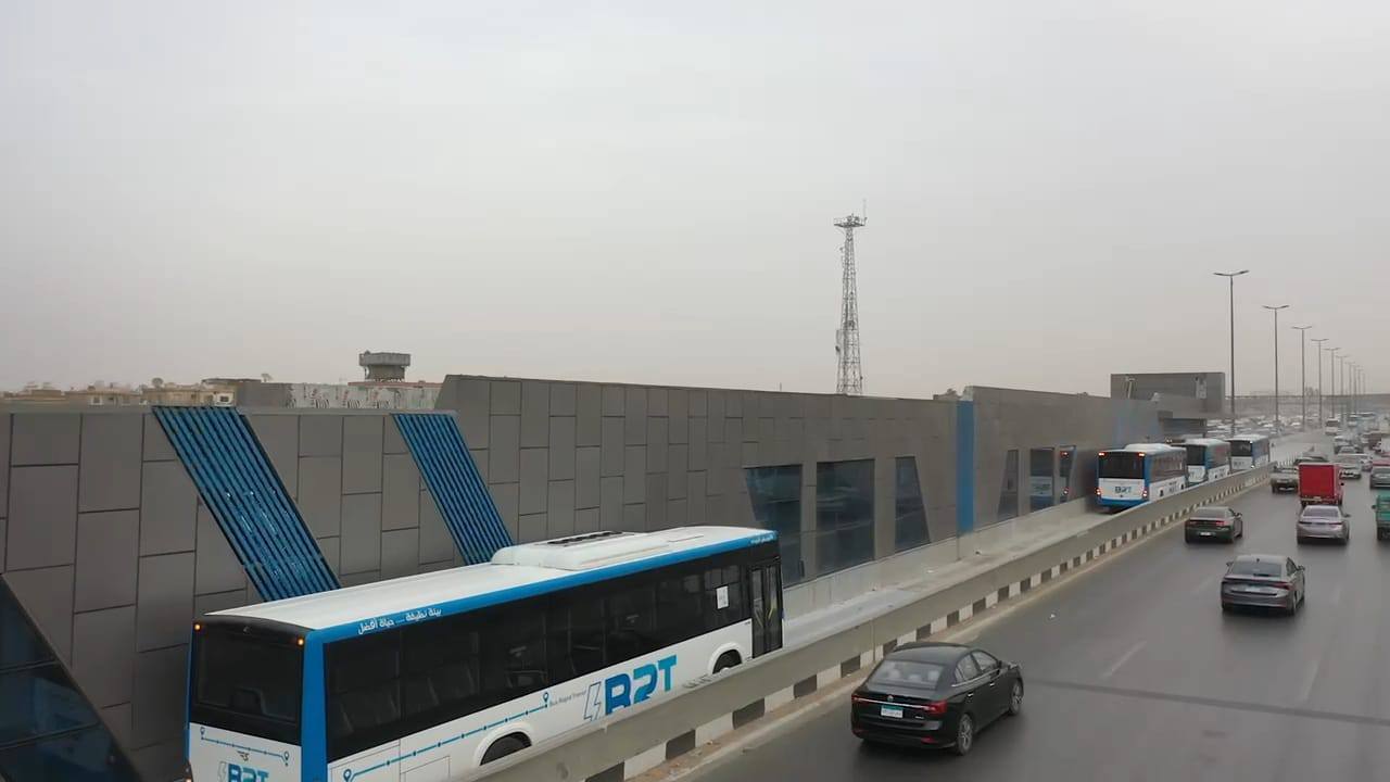 الوزير يتفقد محطات مشروع الأتوبيس الترددي BRT