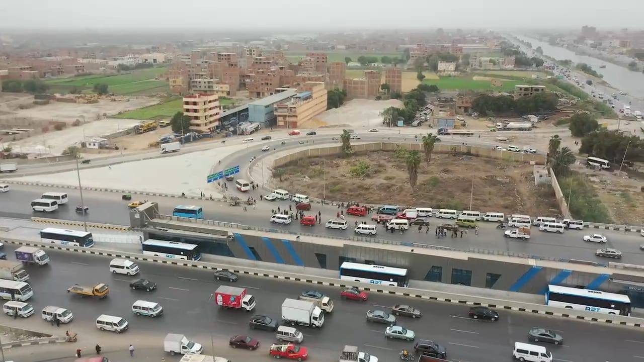 الوزير يتفقد محطات مشروع الأتوبيس الترددي BRT