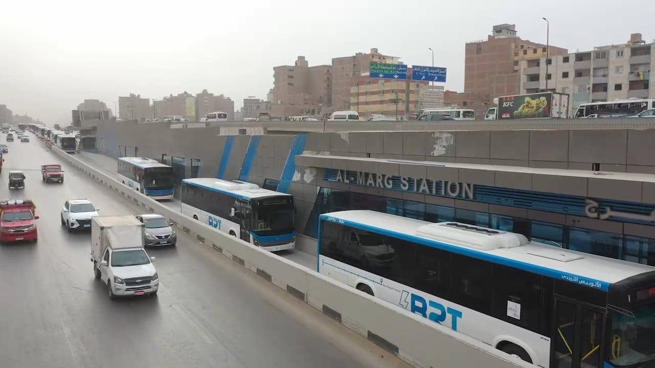 الوزير يتفقد محطات مشروع الأتوبيس الترددي BRT