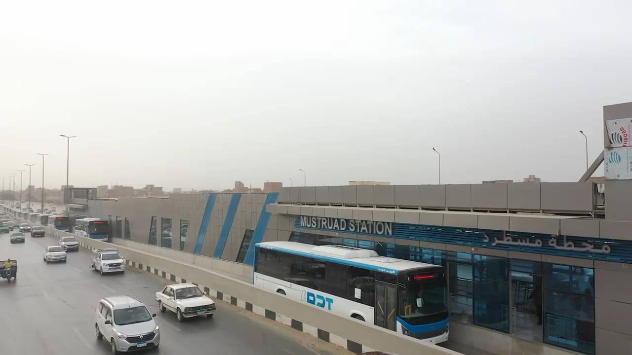 الوزير يتفقد محطات مشروع الأتوبيس الترددي BRT