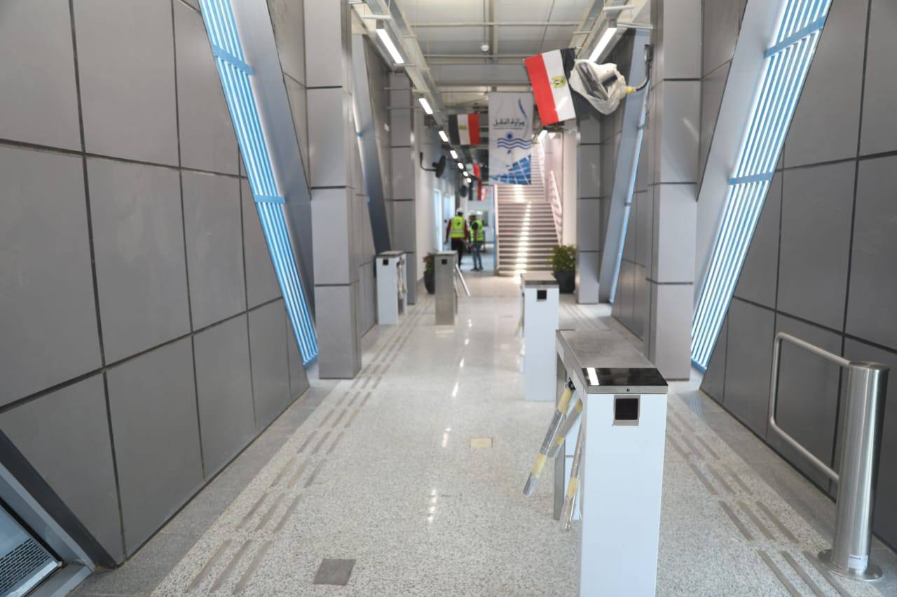 الوزير يتفقد محطات مشروع الأتوبيس الترددي BRT