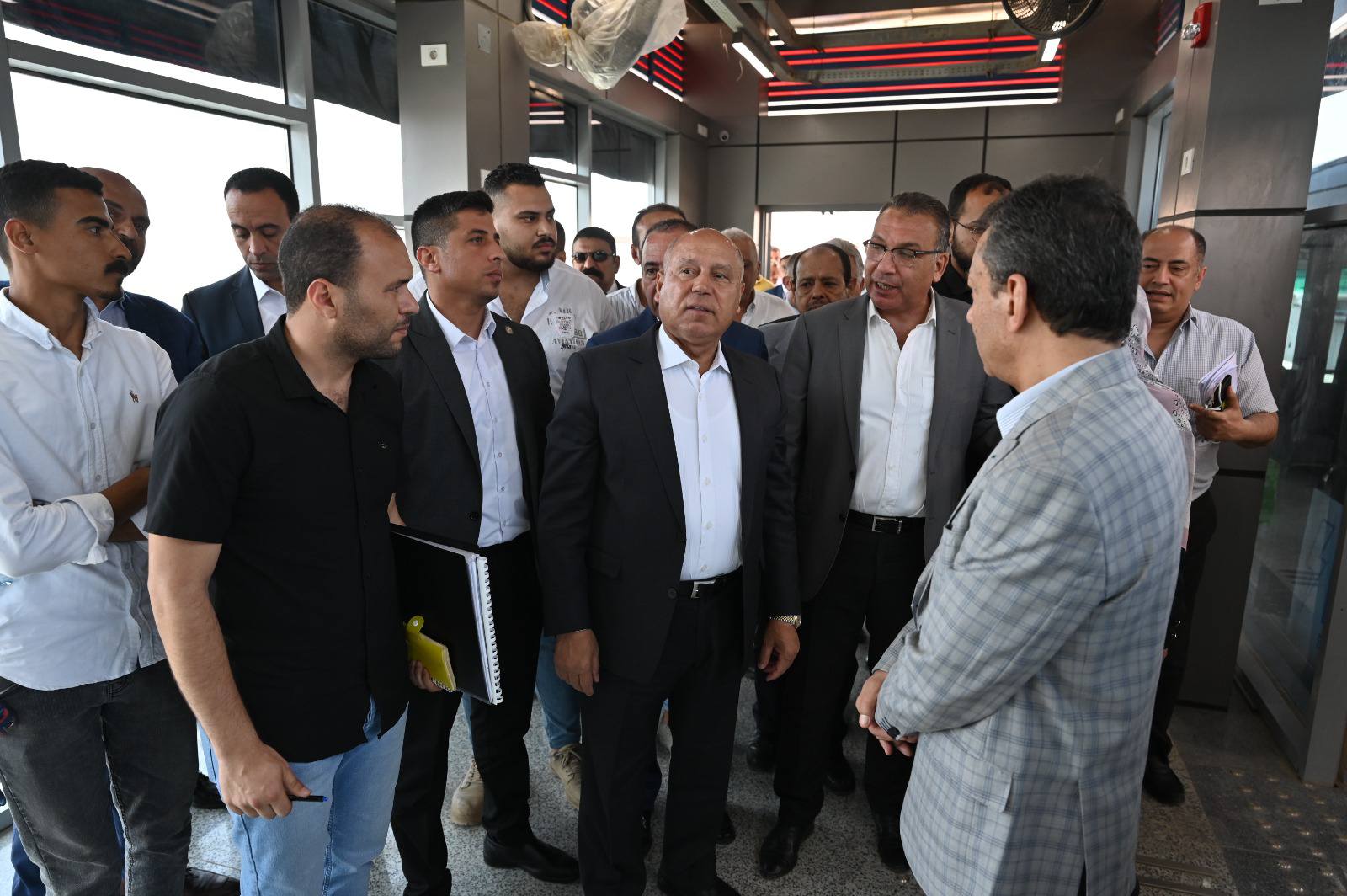الوزير يتفقد محطات مشروع الأتوبيس الترددي BRT