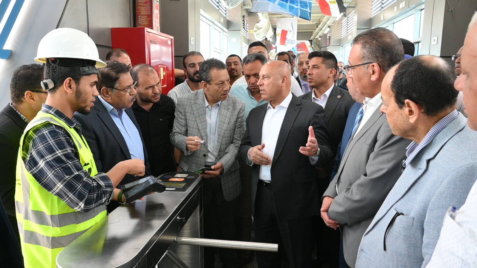 الوزير يتفقد محطات مشروع الأتوبيس الترددي BRT
